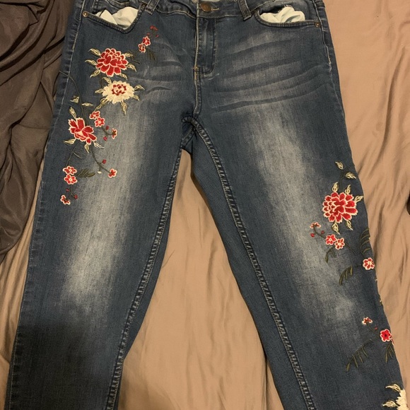 Flower Embroidered faded blue jeans - Picture 2 of 5